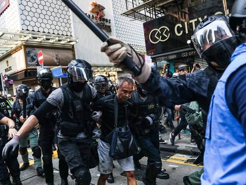 Manifestantes y policías se enfrentan en otra semana más de protestas en Hong Kong