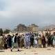 Talibanes estarían incumpliendo promesa de facilitar acceso a aeropuerto de afganos que quieren abandonar el país