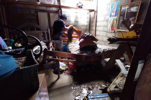 ‘No tenemos dónde dormir’: familias en diferentes barrios de Posorja perdieron sus enseres con las inundaciones
