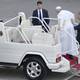 El papa Francisco ha dejado la silla de ruedas, ahora se mueve con la ayuda de un bastón