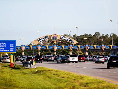 Gobernador de Florida quiere acabar con estatuto de autogobierno de Disney en el estado