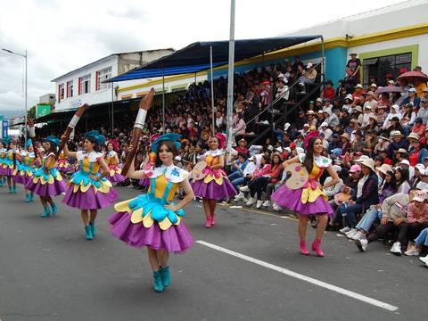 ‘¡Viva Ambato!’, el grito que predominó en desfile de la Fiesta de la Fruta y de las Flores con 30 carros alegóricos 