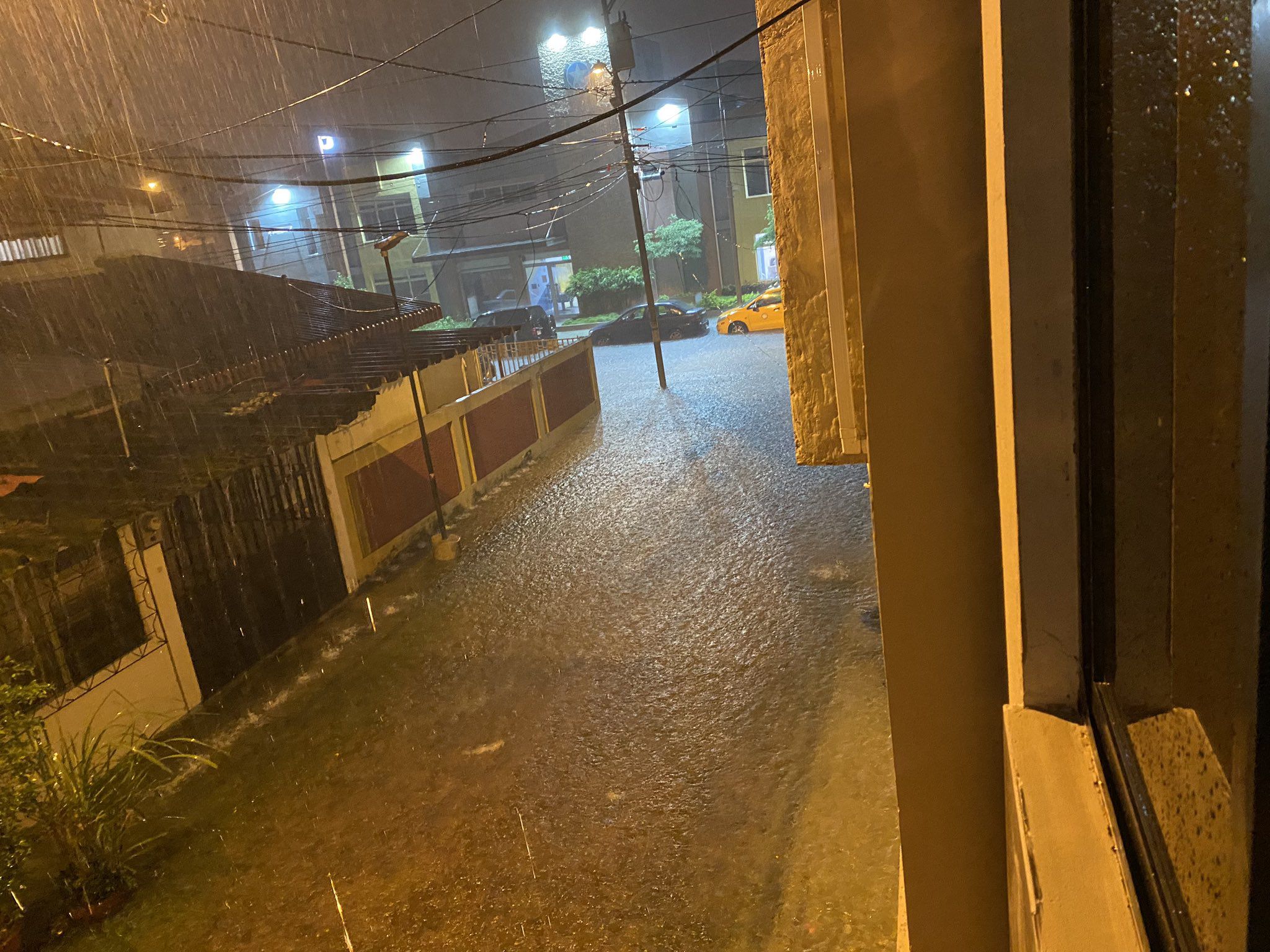 CAMI de Pascuales se habilita como albergue para afectados por lluvia con tormenta eléctrica en Guayaquil