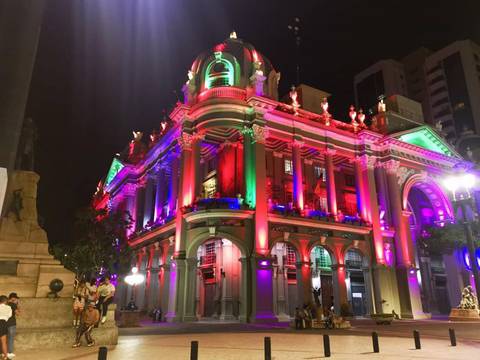 Colectivo LGBTIQ + aún no recibe respuesta del Municipio de Guayaquil sobre el encendido de monumentos con colores característicos al grupo 