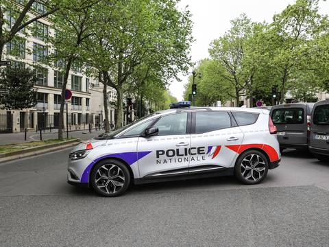 Detenido el hombre que entró en el consulado de Irán en París con falsos explosivos