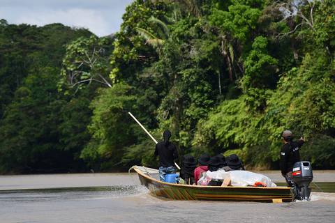 Veinte jóvenes kichwas de Sarayaku navegaron los ríos de la Amazonía y llegaron a un encuentro de pueblos indígenas en la selva peruana