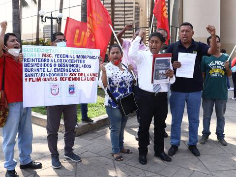 Docentes de la UNE realizaron plantón en los bajos de la Subsecretaría de Educación en Guayaquil