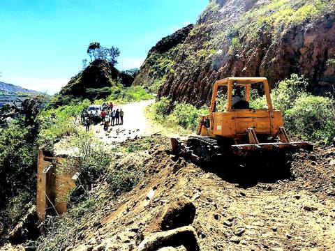 Deslizamiento de tierra destruyó un puente en zona rural de Imbabura
