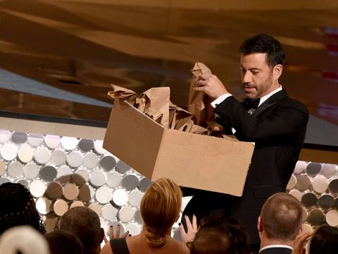 Jimmy Kimmel bromea con los sobres en la entrega de los Oscar