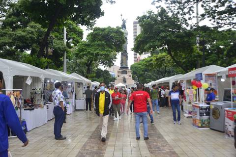 Feria de emprendedores activó el comercio en el parque Centenario, centro de Guayaquil
