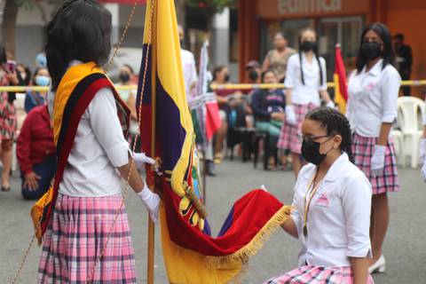 El ‘sí, juro’ volvió a retumbar en los planteles, pero estudiantes no besaron la bandera para evitar riesgos de contagio del COVID-19