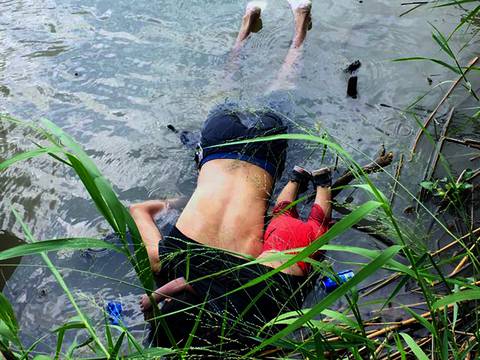 Dolor en El Salvador por la muerte de migrante y su hija en la frontera de México