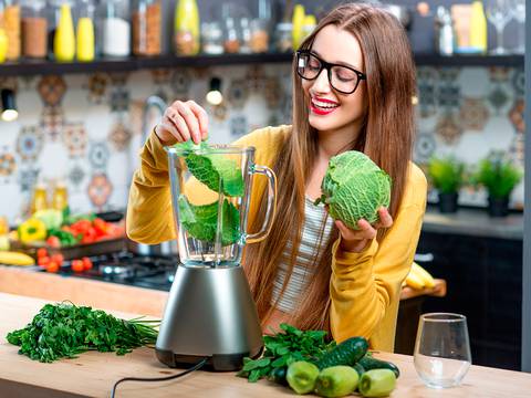 ¿Por qué debería beber jugo verde a diario? El poder de la clorofila presente en los vegetales “green leaf”
