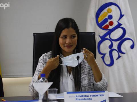 Sofía Almeida insiste que una resolución judicial la mantiene como presidenta del CPCCS; envió una carta con disposiciones para los servidores