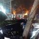 Un auto de lujo   impactó contra poste y dejó sin energía a sector del norte de Guayaquil