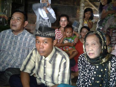 Indonesia: Adolescente se casa con su novia de 73 años tras amenazar con el suicidio
