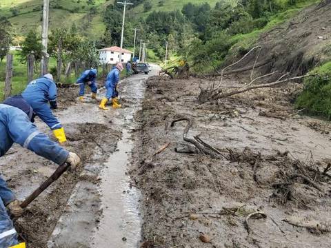 Azuay tiene problemas para conectarse con Guayas por daños en tramos de vías, debido a las lluvias