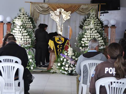 ‘Queremos nuevas leyes, que sean más drásticas para los criminales’, dice familia de policía que fue asesinado durante allanamiento