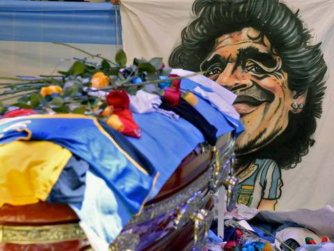 No fueron detenidos los empleados de la funeraria que se tomaron fotos junto al cadáver de Maradona