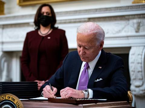 Joe Biden elimina el botón rojo que instaló Donald Trump en el Despacho Oval para pedir Coca-Cola