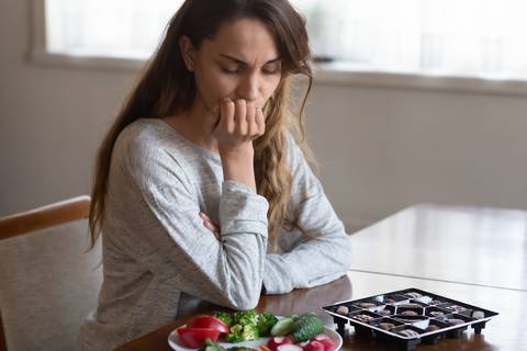 ¿Cómo se diagnostica la bulimia? Estas son las señales de alerta de este trastorno alimentario