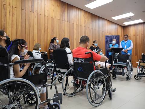 Lizzy y Elsa, guayaquileñas con discapacidad, recibieron sillas de ruedas en el hospital del Guasmo sur