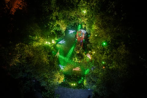 Un ‘Bosque de luz’ deslumbrará al público con iluminaciones y sonidos desde el Jardín Botánico de Quito