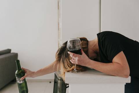 Las mujeres tienen mayor riesgo de daño hepático por el consumo de alcohol que los hombres: Esta es la razón científica