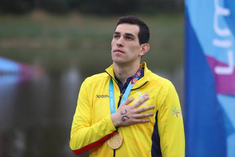 Esteban Enderica, junto a la selección de natación de Ecuador, no puede regresar de Bolivia