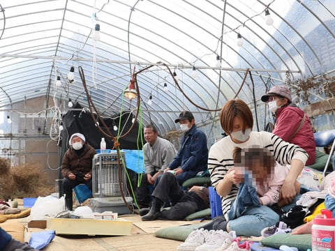 Largas filas para conseguir agua y comida tras el terremoto en Japón