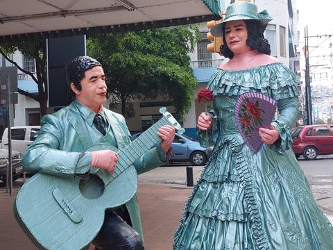 Carlos Alberto y Floralba, los caleños que personifican en las calles a históricas figuras de Guayaquil