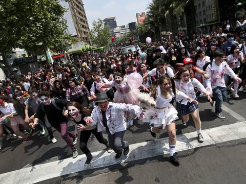Zombis se pasearon por calles del centro de Santiago de Chile