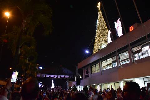 Con un show navideño, Solca encendió el árbol de la esperanza en Guayaquil 