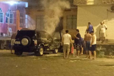 Sujetos en moto incendian un vehículo  en ciudadela de Quevedo