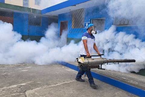 Mingas y fumigación en establecimientos escolares de Esmeraldas por inicio de clases este lunes, 6 de mayo 