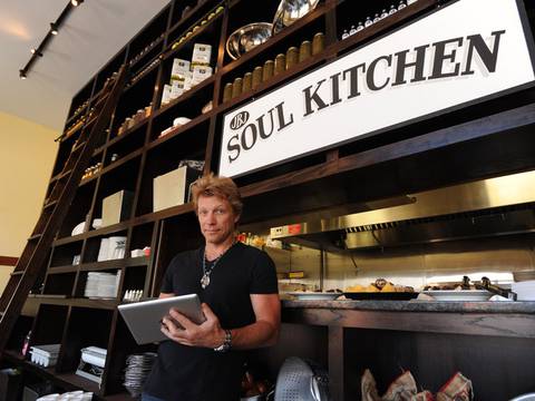 Bon Jovi invitó a los empleados del gobierno a comer en su restaurante de Nueva Jersey