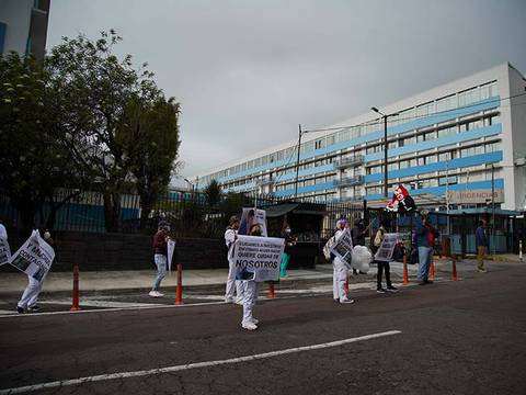 Auxiliares de enfermería eventuales protestan por terminación de sus contratos