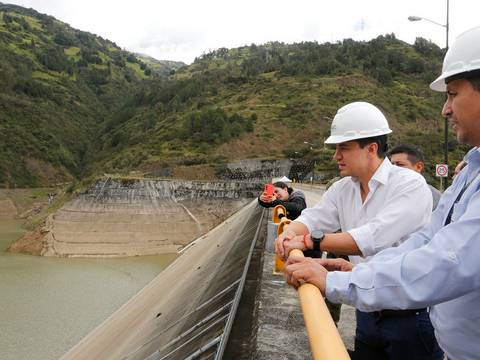 Presidente Daniel Noboa recorrió hidroeléctrica Mazar que recuperó alrededor de 18 metros, el 35 % del volumen útil del embalse