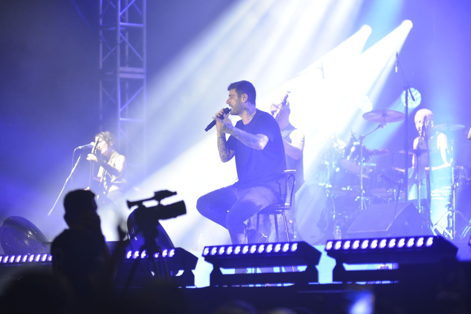 Melendi “refrescó” a los acalorados guayaquileños con una noche de romance pop que provocó una pedida de mano y un regalo de bodas