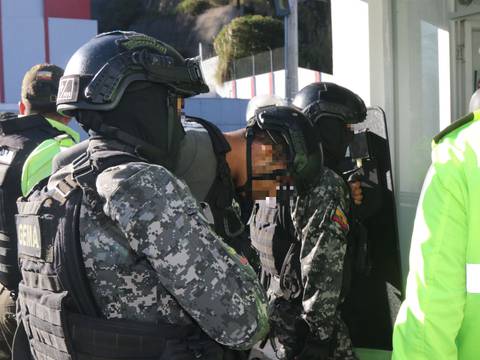 Bajo resguardo policial, alias ‘Gringo’, cabecilla del Frente Oliver Sinisterra, fue entregado a autoridades colombianas en el puente Rumichaca