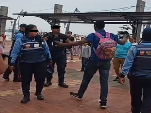 ‘De aquí no me voy’: altercado se registró entre una pareja de vendedores y un grupo de guardias del Malecón