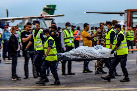 Localizan 21 cuerpos en sitio de accidente aéreo en Nepal 