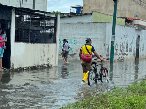 Inundaciones en Machala tras intenso aguacero y tormentas eléctricas