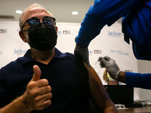 El famoso productor Emilio Estefan recibe la vacuna contra el COVID-19