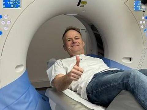 El prominente médico que lleva un año sin rastro del cáncer cerebral que padecía gracias a un tratamiento que él ayudó a desarrollar