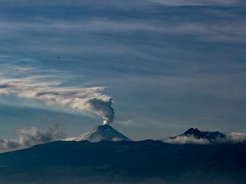 Tres volcanes se encuentran al momento en erupción en Ecuador