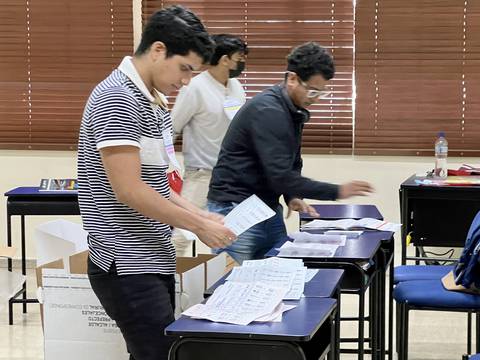 Conteo de votos se realiza con normalidad en el colegio Domingo Comín, al sur de Guayaquil