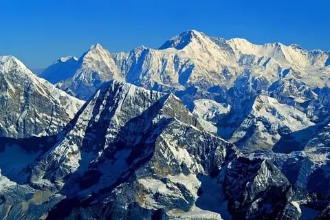 El peligroso acceso a Nepal, uno de los puntos de entrada al Himalaya, y donde está uno de los aeropuertos más peligrosos del mundo