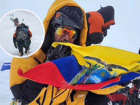 Ecuatoriano Mario Villagrán, de 67 años, asciende a la montaña K2 y cuenta su historia