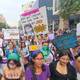 ‘Por las que salieron y nunca más volvieron’: colectivos de defensa a la mujer y la sociedad civil marchan por el 8 de marzo en Guayaquil